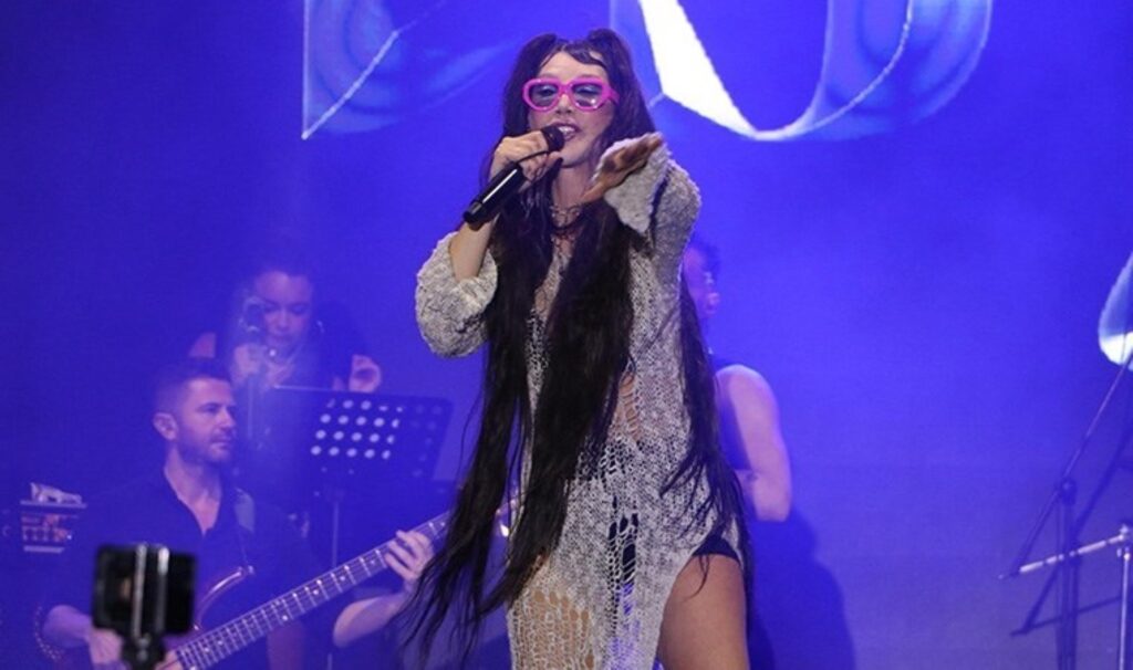Hande Yener’den ‘playback’ yapan şarkıcılara gönderme