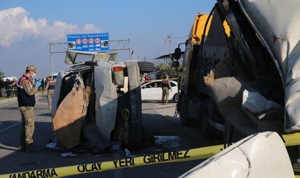 Hatay’da feci kaza… İşçi servisi ile TIR çarpıştı: 6 kişi öldü!