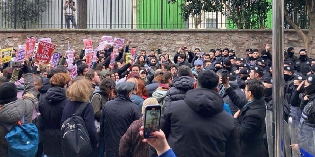 İstanbul Üniversitesi öğrencilerinden mektup var