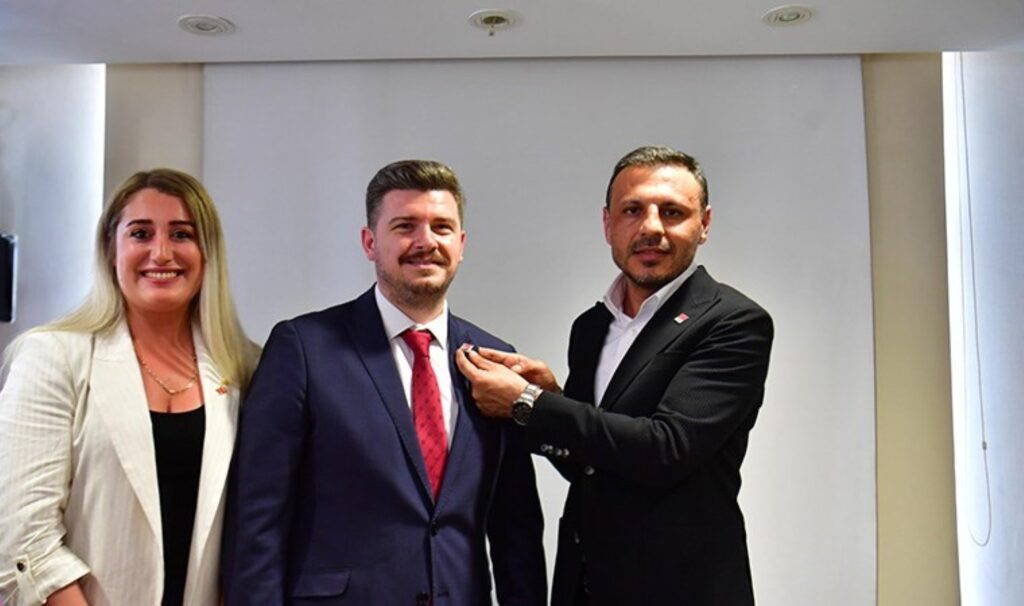 İstanbul’da İYİ Parti teşkilatı topluca CHP’ye geçti!
