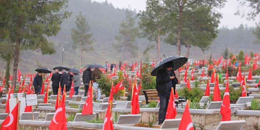 Kahramanmaraş’ta, deprem mezarlığında hüzünlü bayram: Zor, gerçekten zor