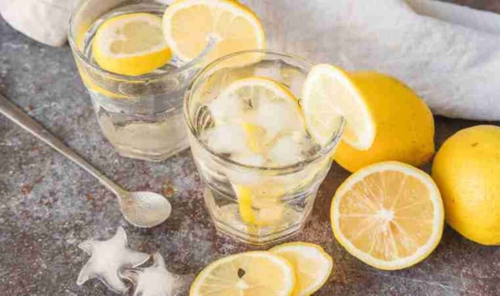 Limonlu su deyip geçmeyin… Limonlu su içmenin 8 şaşırtıcı faydası!