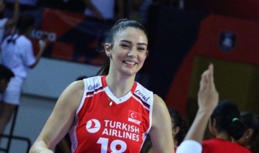 Milli voleybolcu Zehra Güneş’in aile fotoğrafına ‘boy’ yorumu yağdı