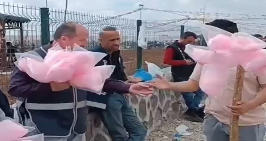 Nevruz etkinliğinde pamuk şeker dağıtan polisler konuştu