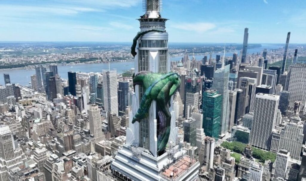 New York’ta gökdelen dev bir ejderha ile sarıldı