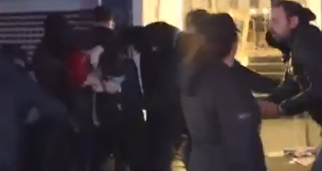 Polislerin yere yatırıp şiddet uyguladığı kişi sivil polis çıktı!