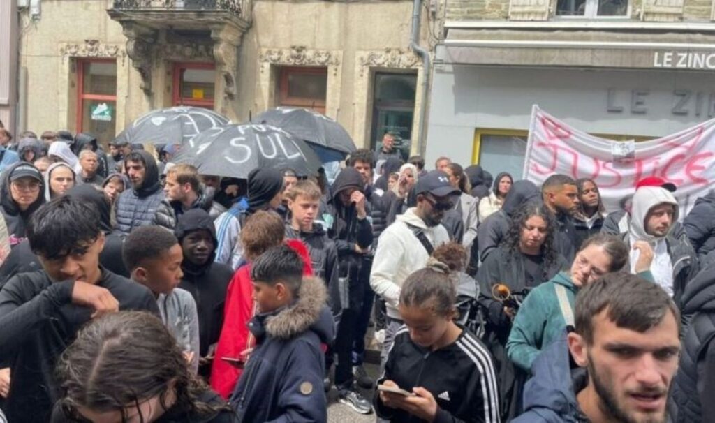 Protestocular mahkeme önünde onlarca aracı ateşe verdi