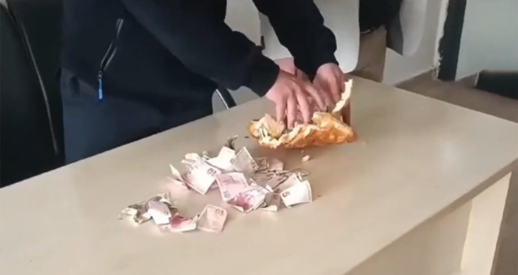 Ramazan pidesinden çıkan paralar zabıtayı da şaşırttı