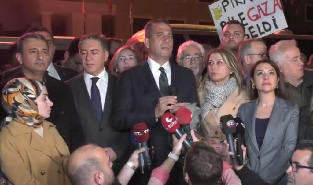 Son Dakika… CHP, RTÜK binası önünde: Televizyon kanallarına verilen cezaya sert tepki!