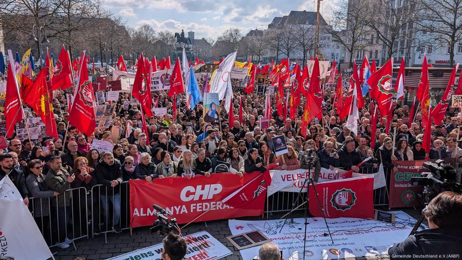 Suriye’deki Alevi katliamı Köln’de protesto edildi