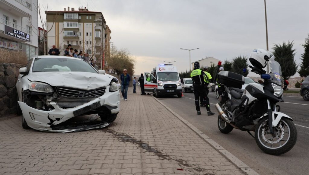 Sürücü direksiyon başında rahatsızlandı: 4 yaralı