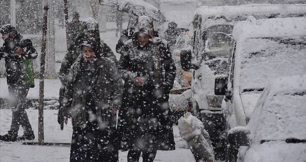 Yarın gece başlayacak, 34 ile kar yağacak: Meteorolojiden uyarı üstüne uyarı geldi