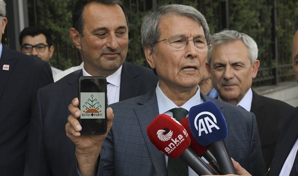 Yusuf Halaçoğlu ‘Kutlu Parti’nin kuruluş dilekçesini İçişleri Bakanlığına verdi