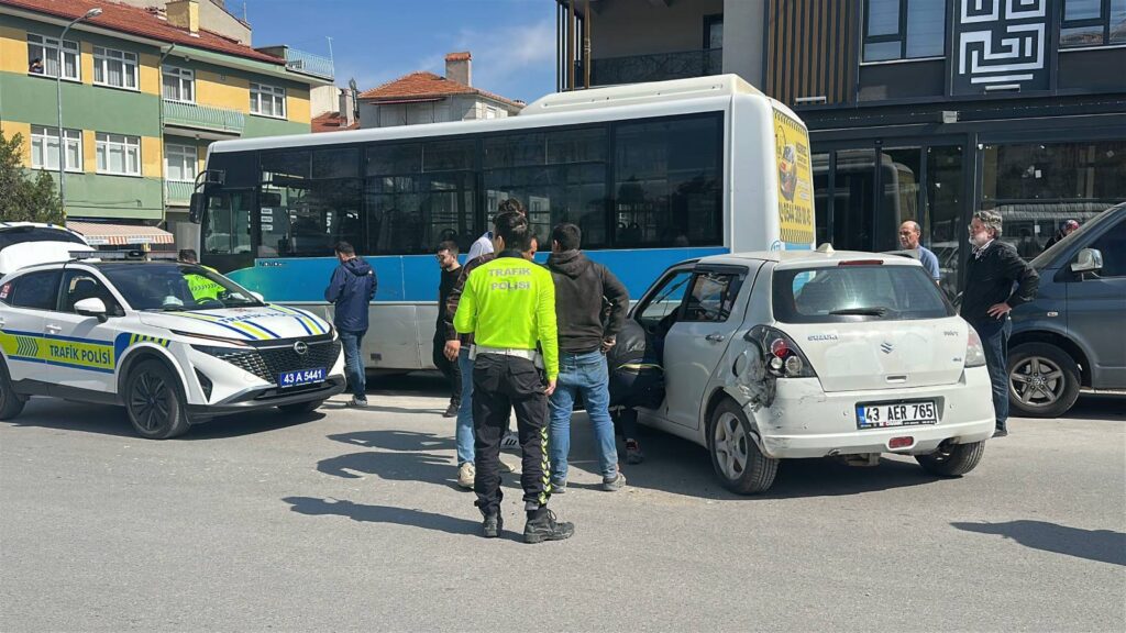 2042’ye kadar ehliyetine el konulan sürücü, otomobiliyle park halindeki halk otobüsüne çarptı