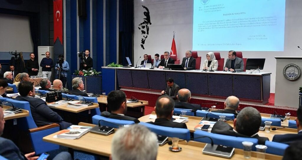 AKP’li belediyede İmamoğlu gerginliği:  Başkan’ın aralarında olduğu AKP’li isimler salonu terk etti