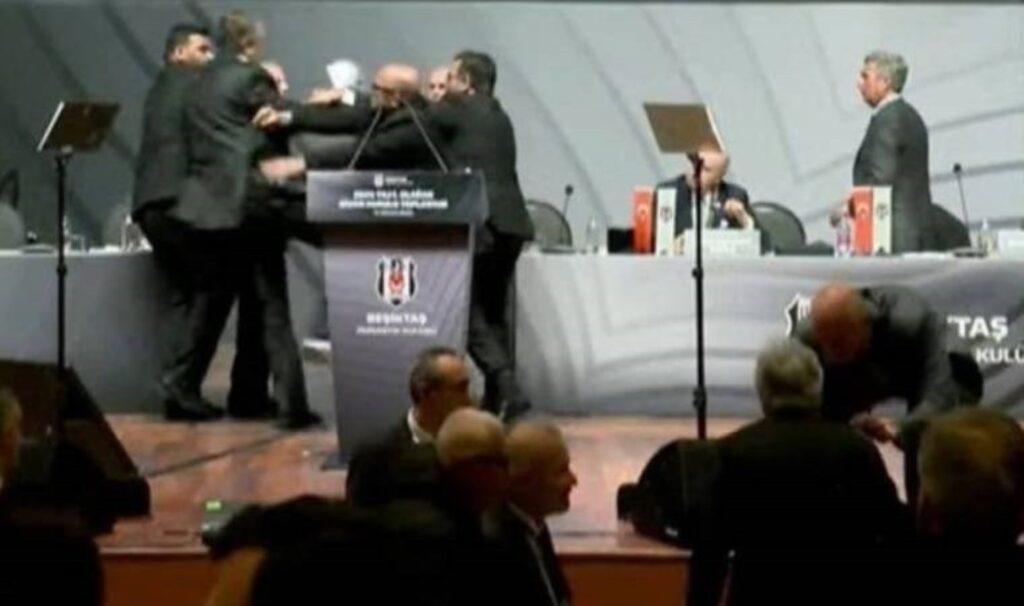 Beşiktaş Divan Başkanı Yamantürk ve koruması, eski başkana kürsüde saldırdı: Arat’a yumruk