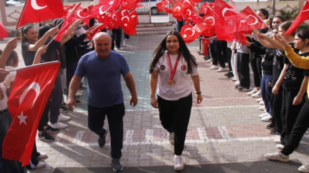 Bilek güreşinde Türkiye şampiyonu olan Rabia Gürler, dünya şampiyonluğunu hedefliyor