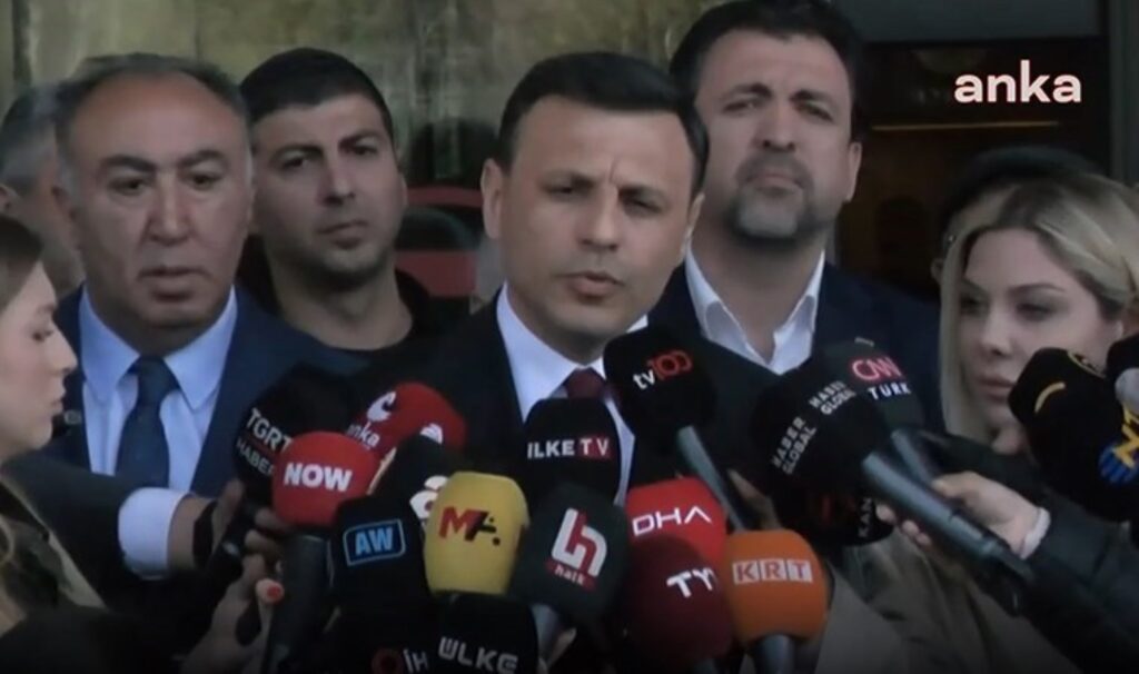 CHP İstanbul İl Başkanı Özgür Çelik’ten hastaneye ziyaret: ‘Sırrı Süreyya Önder’in bir an önce sağlığına kavuşmasını temenni ediyorum’