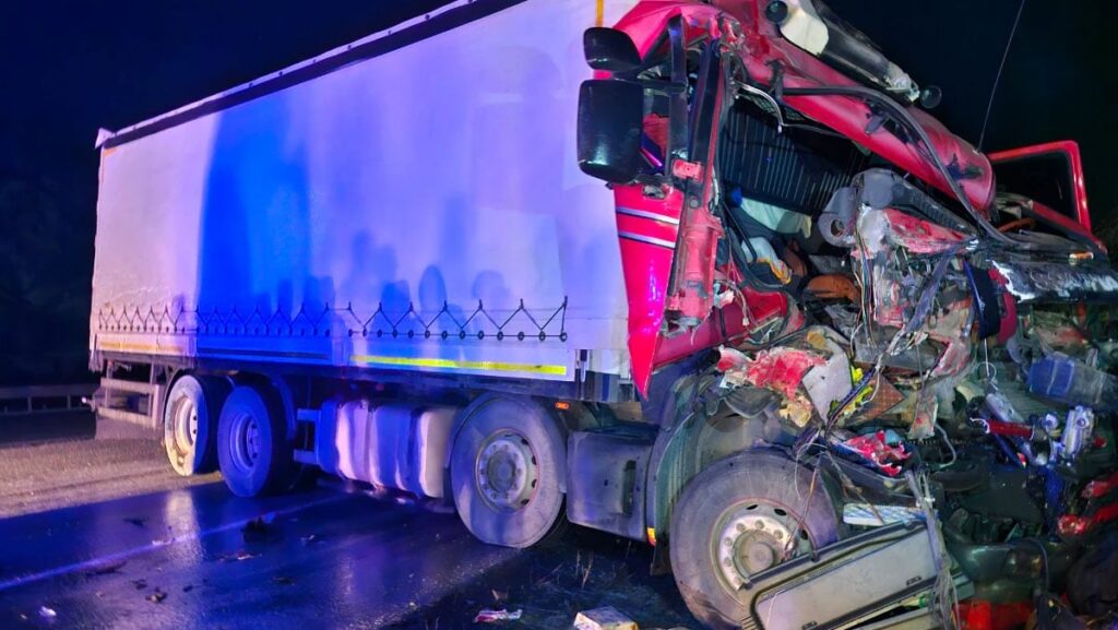 Çorum’da tırla çarpışan kamyondaki 3 kişi yaralandı