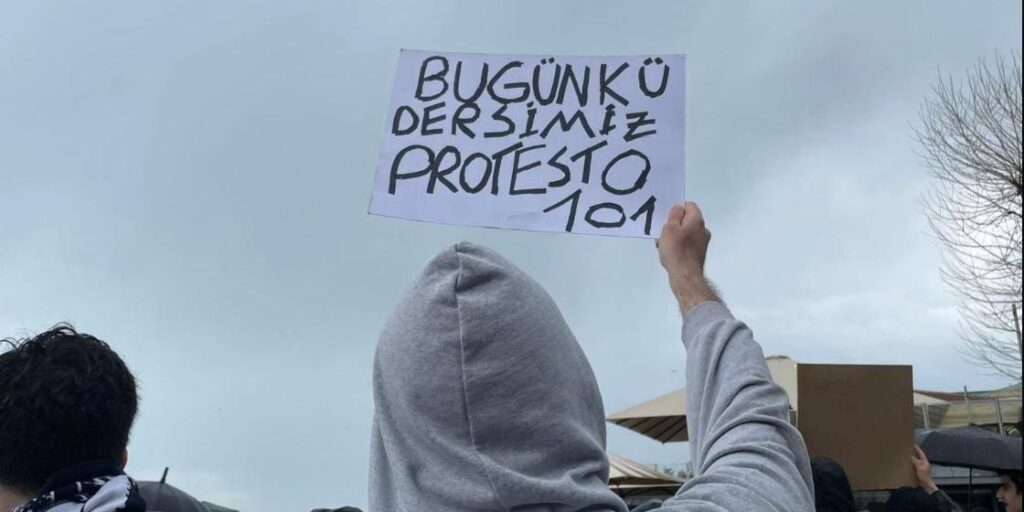 “Diplomasız Erdoğan” sloganı atan 5 genç serbest bırakıldı