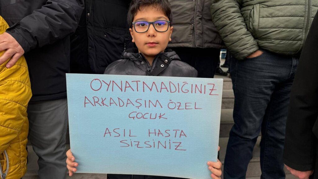 Down sendromlu çocuğu oyun alanına almayan AVM çalışanları, adli kontrol şartıyla serbest bırakıldı