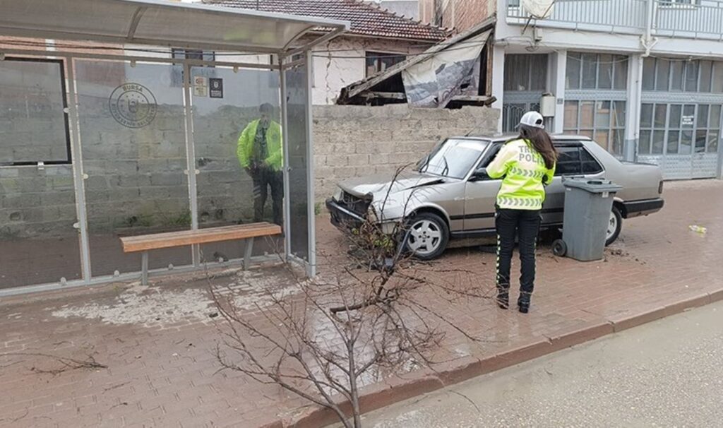 Drift yapan sürücü, kaçarken otobüs durağına çarptı