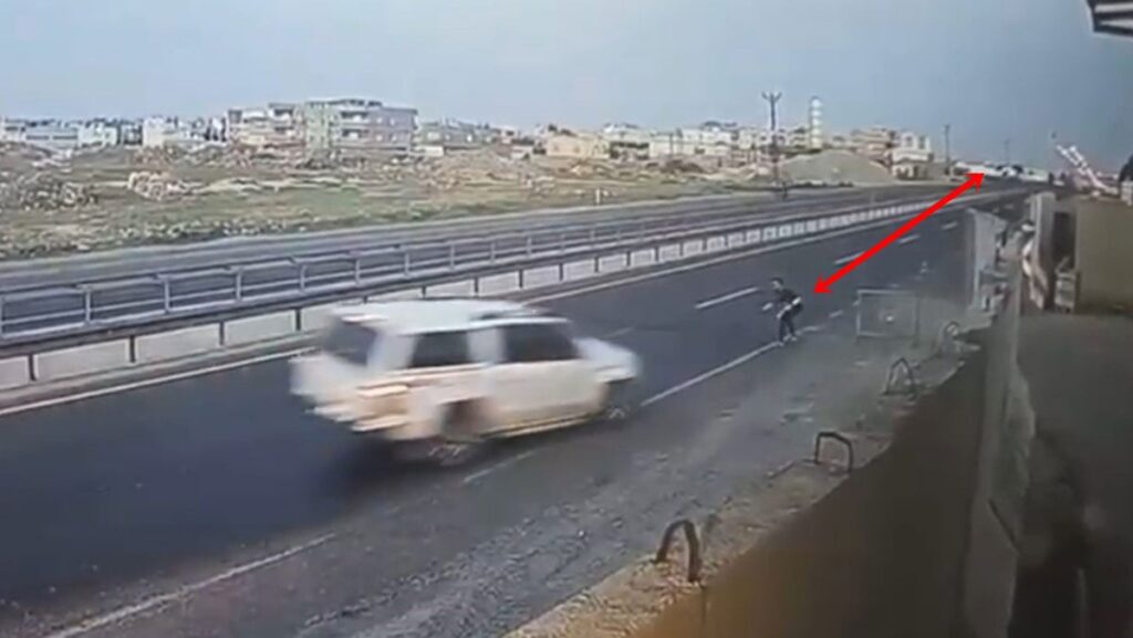 ‘Dur’ ihtarına uymadı yola kapan atan polisi yaraladı