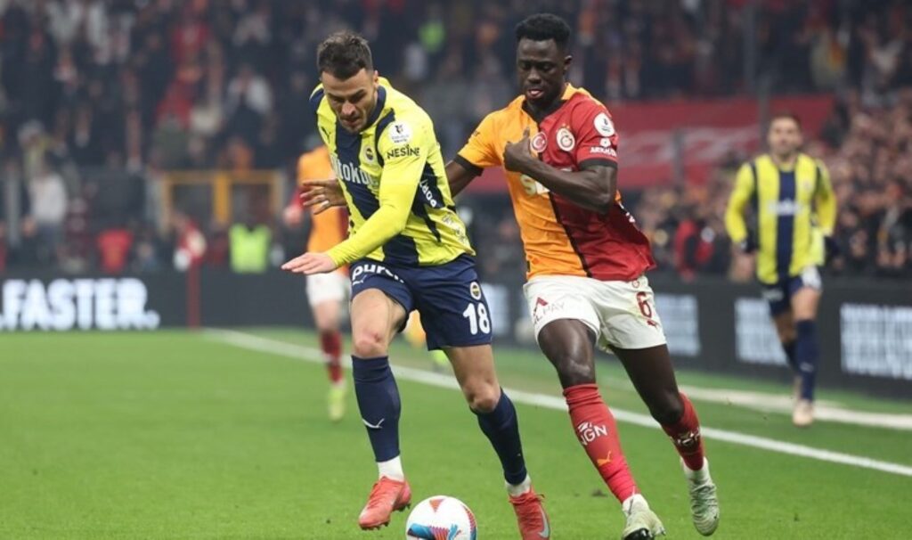 Fenerbahçe ile Galatasaray dev maçta karşı karşıya!