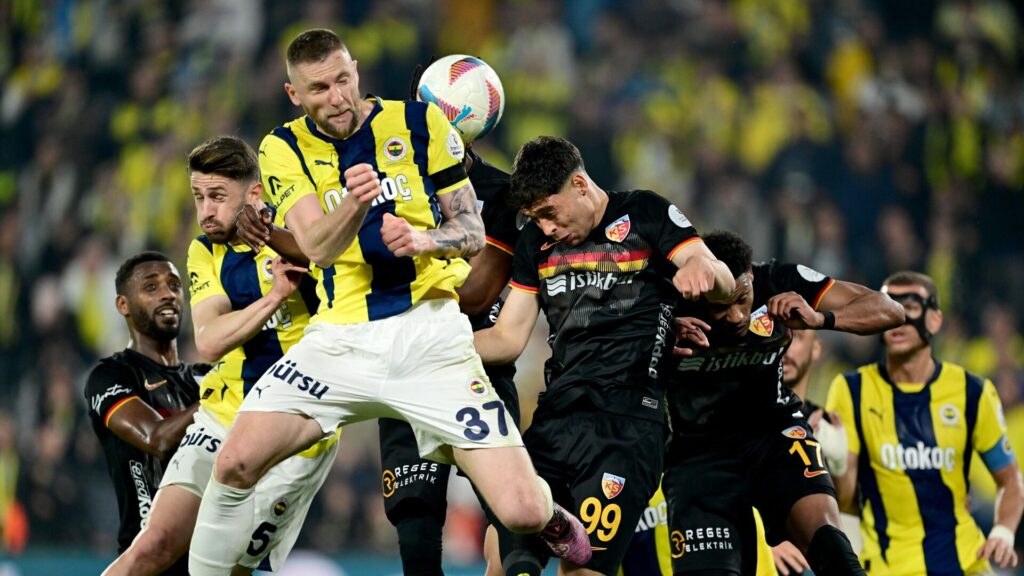 Fenerbahçe sahasında Kayserispor ile 3-3 berabere kaldı: Zirvenin 5 puan gerisine düştü