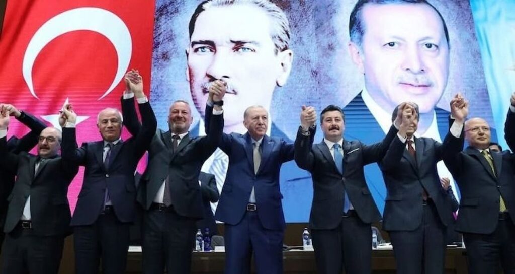 İYİ Parti’de istifa depremi: İki belediye başkanı AKP’ye geçti