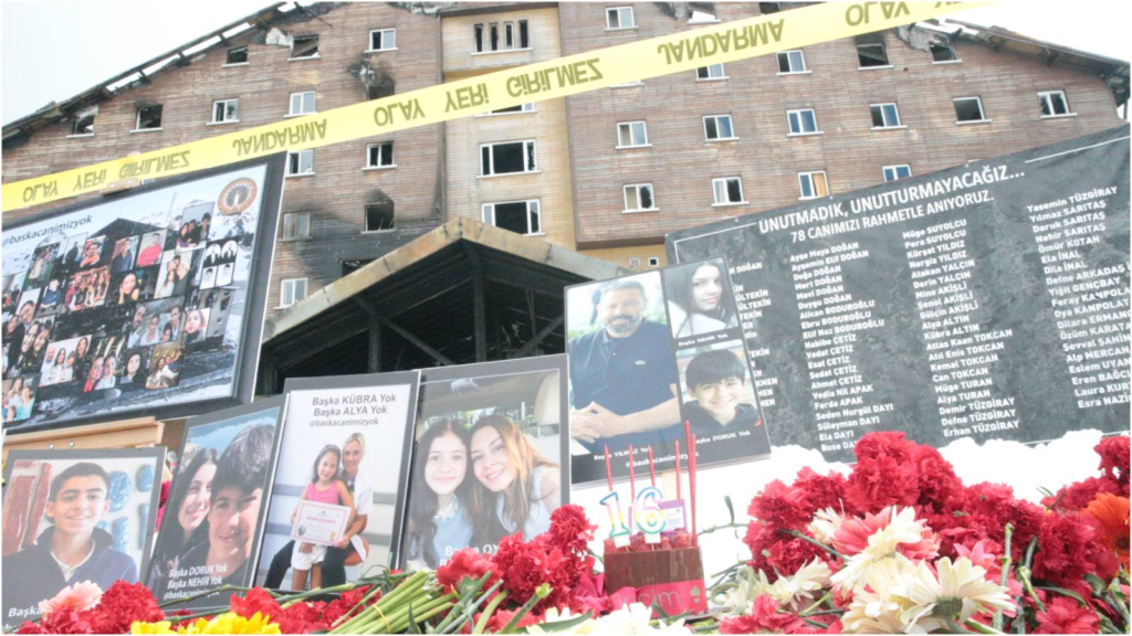 Kartalkaya’daki yangında yaşamını yitiren 78 kişi otelin önünde anıldı