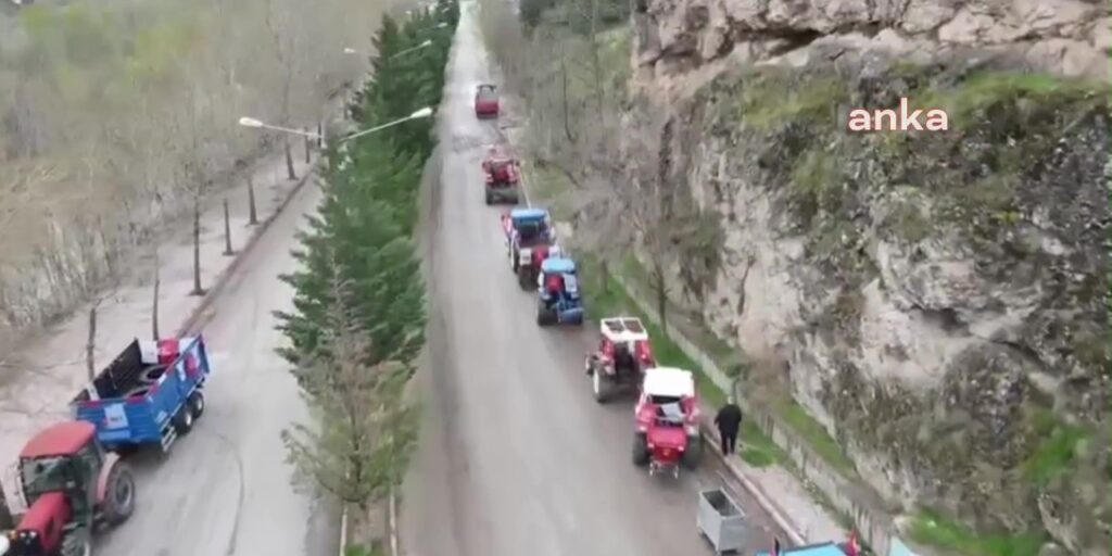 Köylüler traktörleriyle İmamoğlu için alana indi: Jandarma engel oldu