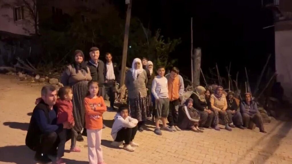 Kütahya’daki deprem sonrası Yemişli köyünün bazı sakinleri geceyi dışarıda geçirdi