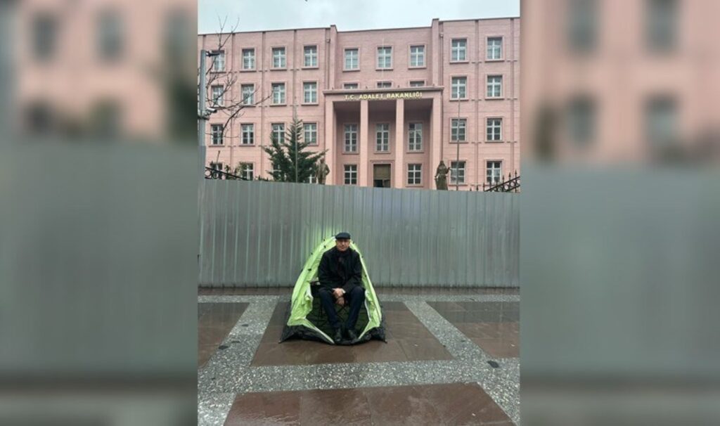 Mahmut Tanal, tutuklu öğrenciler için Bakanlık önünde nöbete başladı! Polisten yıldırım hızıyla müdahale geldi