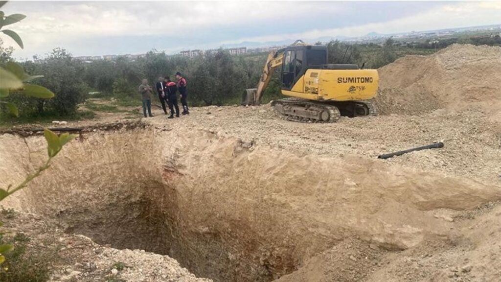 Mersin’de define için araziyi iş makinesiyle kazarken yakalandılar