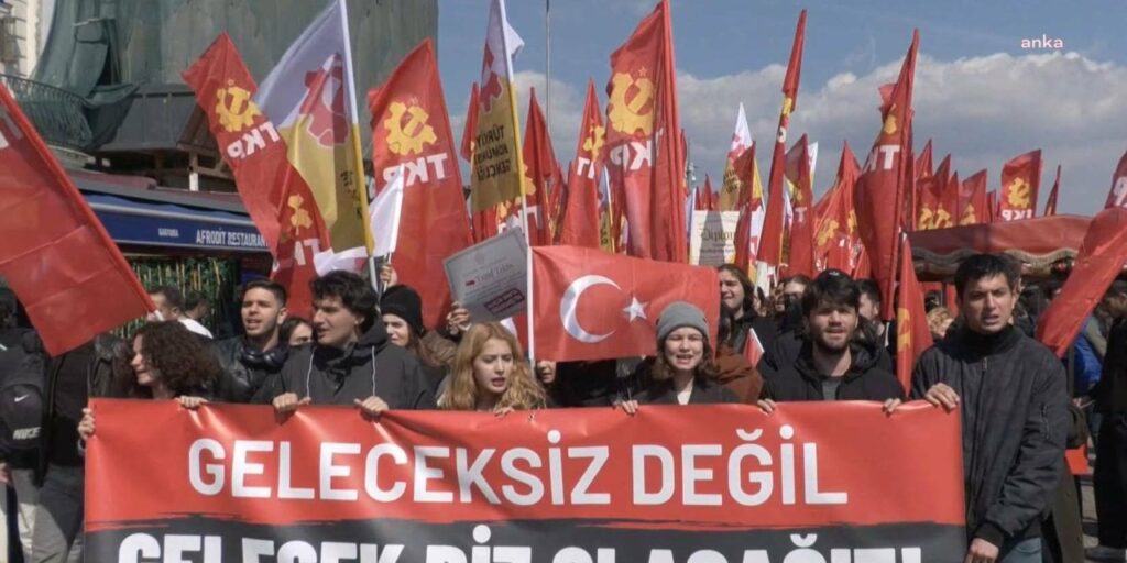 Öğrencilerin Galata Köprüsü’ne yürüyüşleri engellendi