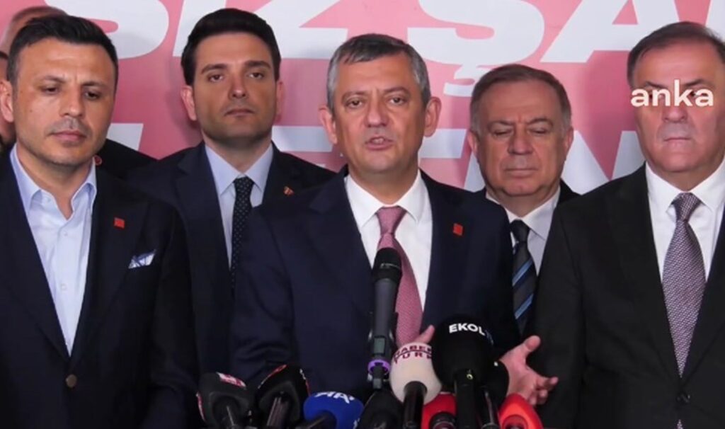 Özgür Özel’den Saraçhane’de ‘kayyum’ çıkışı: ‘Biz bu binadan çıkarsak Türkiye’yi yönetmeye gideriz!’