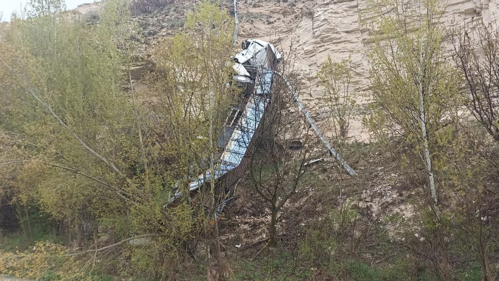 Sivas’ta tır metrelerce yükseklikten uçuruma düştü