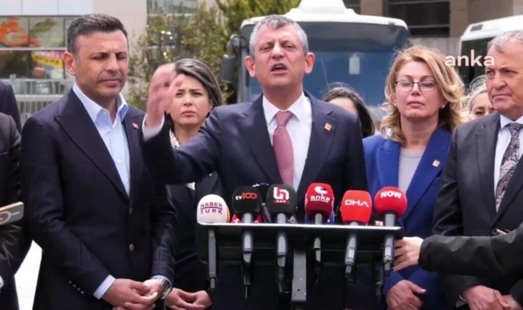 Son Dakika… Özgür Özel, Özdağ duruşması sonrası açıklama yaptı: ‘Aileyle uğraşma elini kırarız’