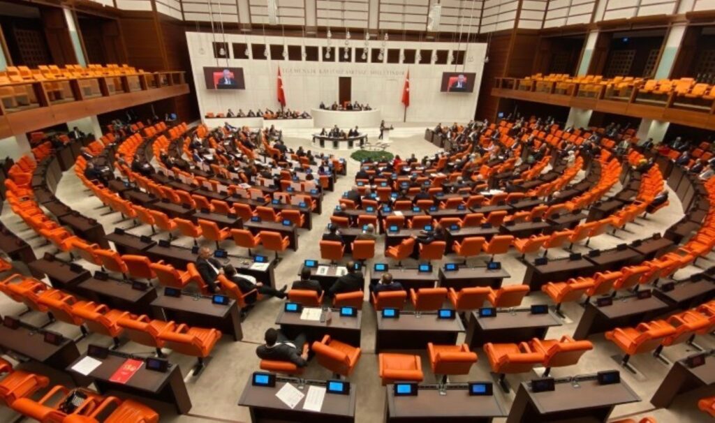 TBMM’ye yeni kanun teklifleri sunulacak… Aşırı hız, alkollü araç kullanımı ve kırmızı ışık ihlaline cezalar ağırlaştırılıyor