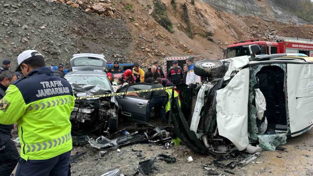 Trabzon’da korkutan kaza! Araçlar kafa kafaya çarpıştı