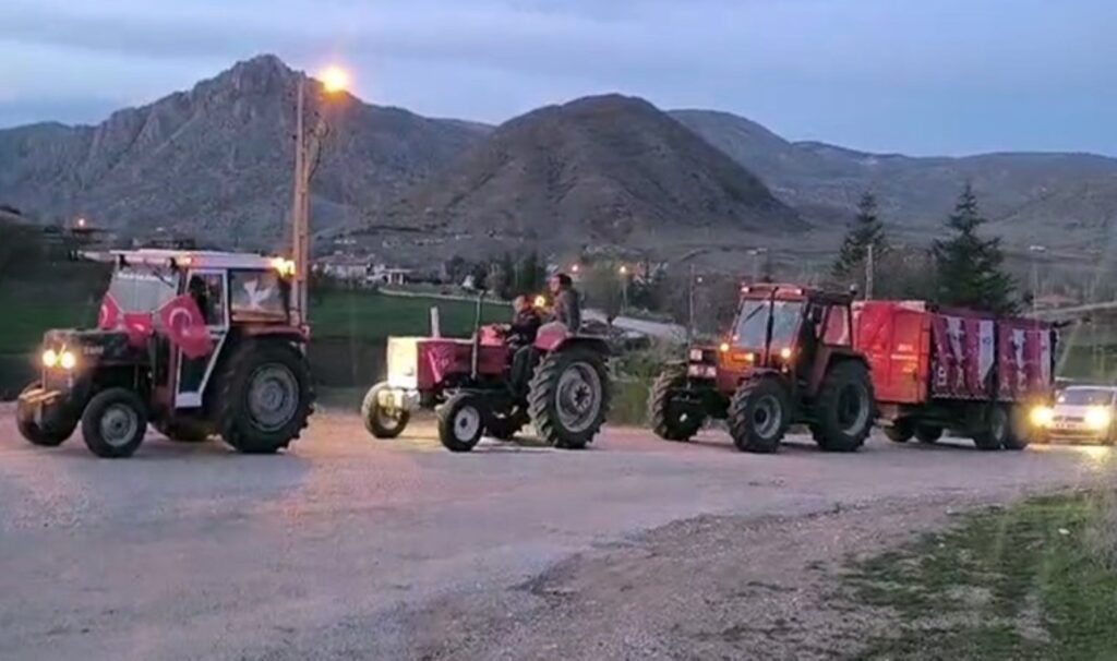 Yozgat’ta çiftçiler, Ekrem İmamoğlu’na destek için traktörleriyle konvoy oluşturdu