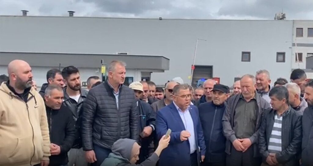 Yüzlerce kişinin çalıştığı fabrikada üretim durdu, işçiler tedirgin