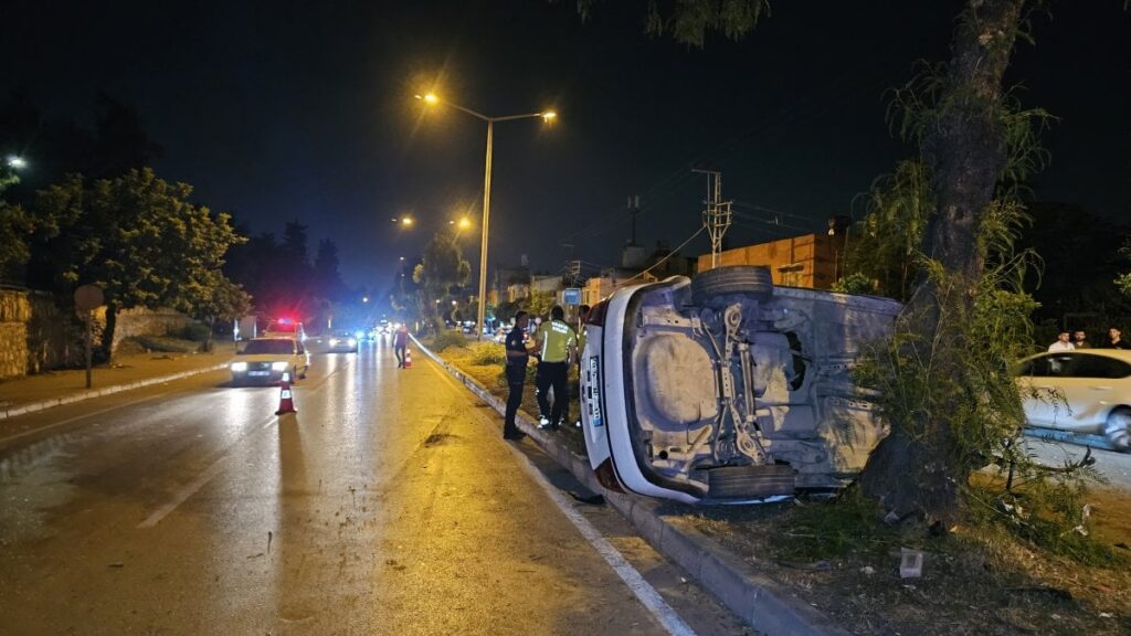 Adana’da otomobil, taksiye çarptı: 5 yaralı