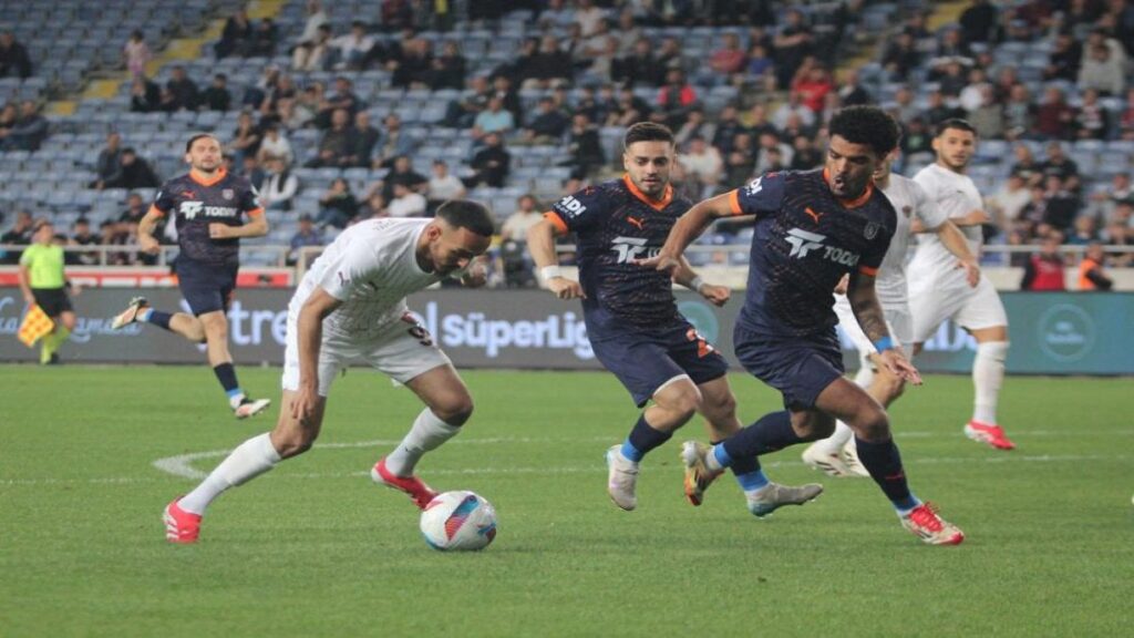 Başakşehir, Hatayspor’u 4 golle geçti
