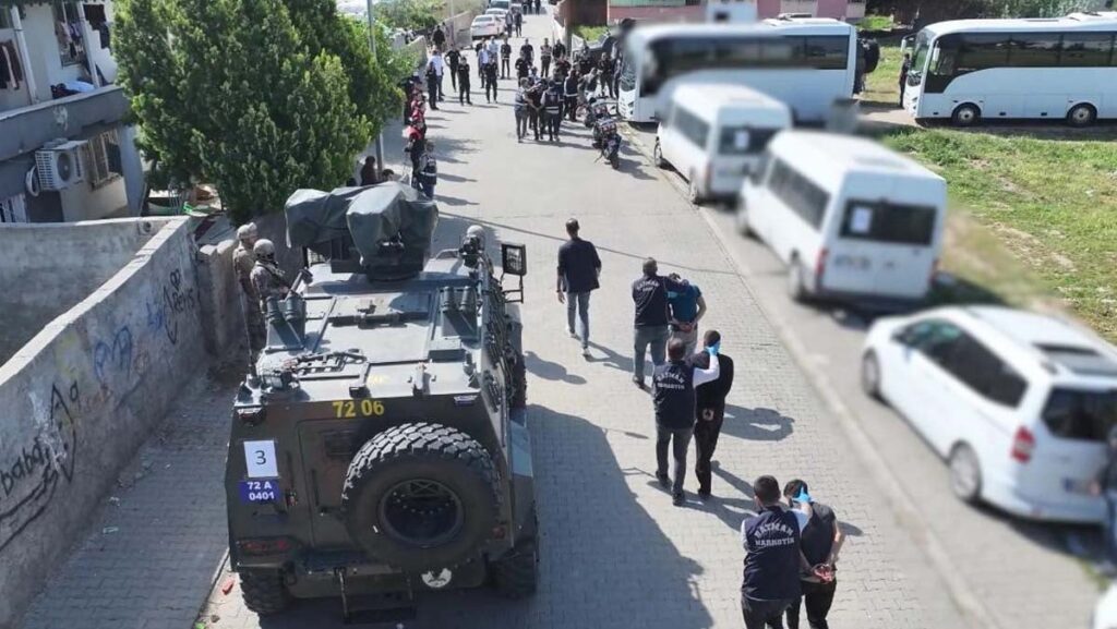 Batman’da torbacılara büyük darbe! Silah ve para ele geçirildi
