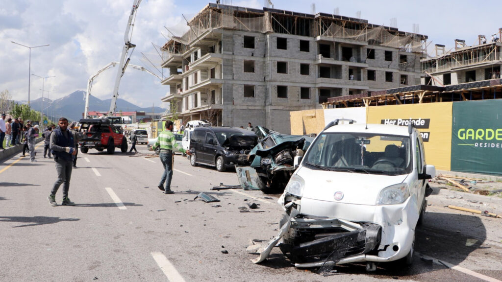 Beton mikseri yoldaki araçları adeta biçti: Hurdaya dönen otomobillerin sürücüleri yaralandı!