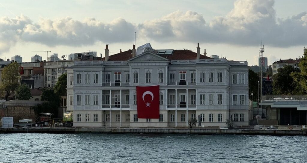 Boğazdaki yalılar AKP’liye gitti