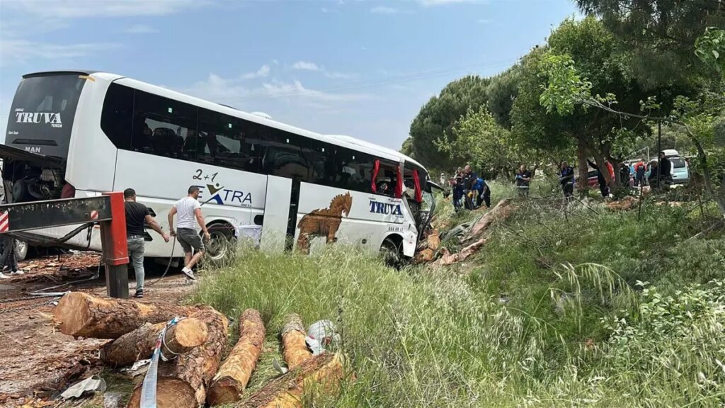 Çanakkale’de Kamyon, Otobüs ve Otomobilin Karıştığı Kazada 5 Kişi Hayatını Kaybetti