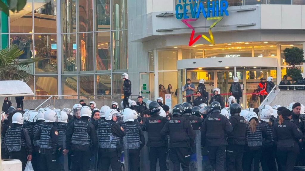 Cevahir önünde gözaltına alınan 120 kişi hâkim karşısına çıktı, dava ertlendi; “Ablukadan çıkmama izin verilmedi, saatlerce ters kelepçeyle bekletildim”